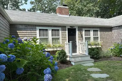 Image de Modern Comfort in Monomoy: 2+Br 2ba Designer Interiors & Expansive Yard