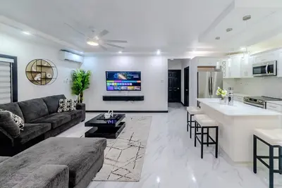 Image de 2-Br 2. 5 Ba. Apt. in New Kingston only 20 mins from Airport. Close to everything!