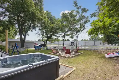 Image de 3 Beach Homes w/ Hot Tubs | Sleeps 40+ | Walkable