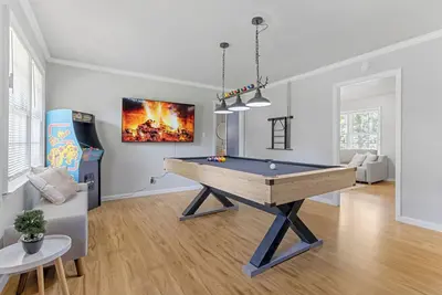 Image de Cozy Home w/ Pool Table, Arcade & Firepit