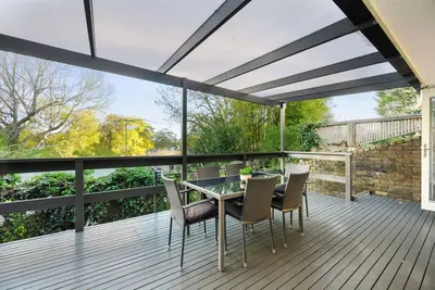 Image de Retro brick wall courtyard cottage Walk to train station 6 people