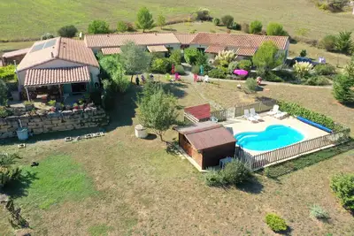 Image de Ensemble de 4 gîtes 3*** avec piscine privée pour 16 pers au milieu des vignes.