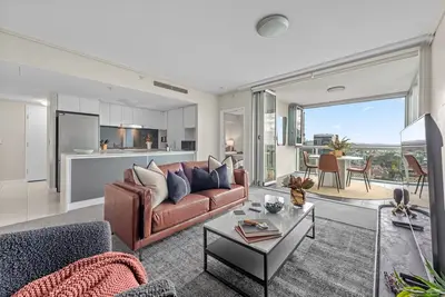 Image de Top Floor! 2Bed/2Bath/2Car/Pool/Views ~ Cbd\n\nShare\n\nSave