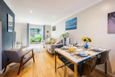 Image de Swift Host | Maple House | Sleeps 4 | Parking | Ev Charger | Garden