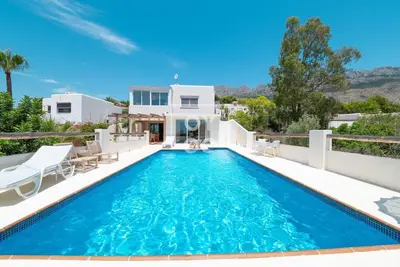 Image de Villa Tutti sur Mer, authentic boho style, private pool, mountain views - by Oyoostays