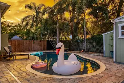 Image de Salt & Sol | Luxe 3/2 + Fenced Yard + Heated Pool