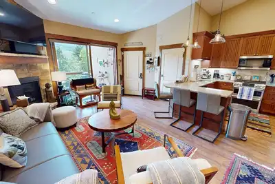 Image de On River Trail! Elevator. Easy Drive to 6 Ski Areas! Walk to Rec Center Pool