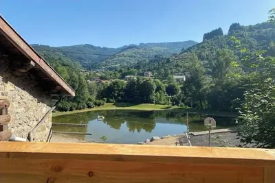 Image de Petit havre de paix face au lac et forêt attenante