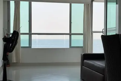 Image de Diners building, cozy apartment in front of the sea, ideal for families.