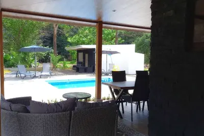Image de Cozy modern house with pool and basketball court!