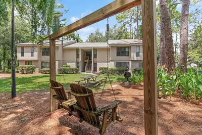 Image de Cozy Ground Floor Condo, gated w/pool, fitness, tennis, 2 bikes, Pet-Friendly!