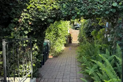 Image de Enchanting Garden Cottage Apt Near Beach