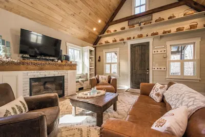 Image de Rustic-Chic 2br Cabin w/ Clawfoot Tub | Near Trails