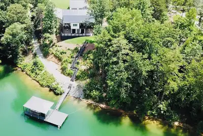 Image de 5br Lakefront Retreat — Quiet Cove, Large Private Dock & Easy Boat Access