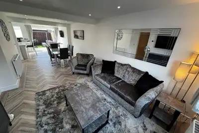 Image de Stylish home offering a open plan living area, 3 comfy bedrooms and table tennis