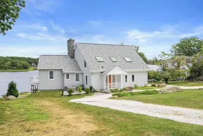 Image de Fabulous 4-bedroom Waterfront House with Private Dock in charming Westport