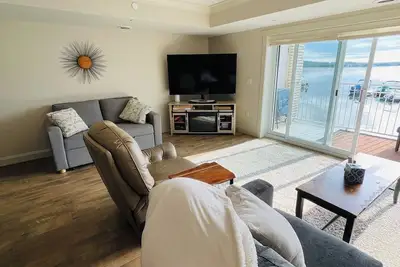 Image de Lake front 2-bedroom condo with beautiful sun rises views over Crooked lake.