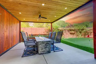 Image de Stunning 4-Bedroom Home with Hot Tub, Sauna, Fire Pit, King Bed, Ac, Golf Green!