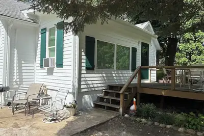 Image de Adorable 2 bedroom house located across the street from Lake Minnewashta