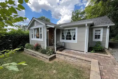 Image de Upscale King Bed Home • Walk to Deer Park & Lee U