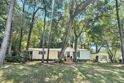 Image de The Mutt House! Dog friendly, three bedroom, cozy beach getaway!