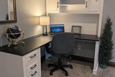 Image de king Bed & a Sofa Queen bed in private Apt in Center of Mansfield
