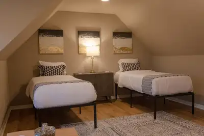 Image de Spacious Home in South Tulsa- Finale Home. Close to major highways and Riverside