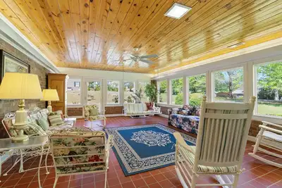 Image de Spacious 5-bedroom with relaxing sunroom!