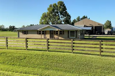 Image de Peaceful 3-bedroom house in the country with stocked pond