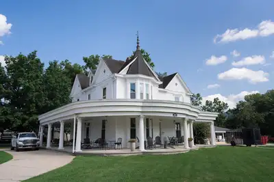 Image de Charming 6br/5ba Victorian retreat near Blue Ridge Pkw each room uniquely styled
