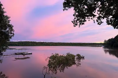 Image de Serene lakefront 2 bedroom with gorgeous views and water access