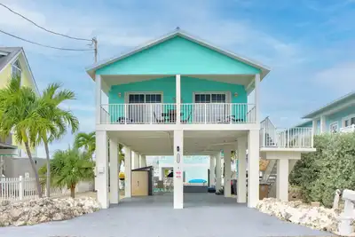 Image de Beautiful oceanfront home with dock and kayaks!