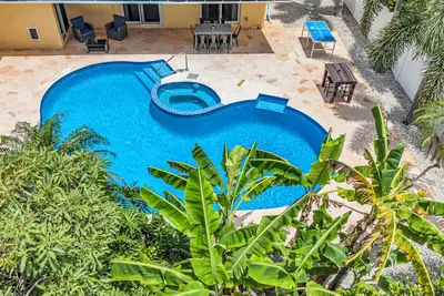 Image de Spacious Palm Paradise Retreat -Heated Pool East Delray - Near The Beach- 4/3