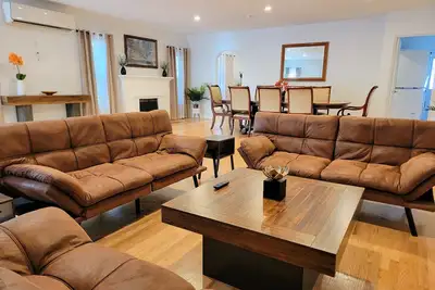 Image de Modern 2br Home Near Beverly Hills w Cal King bed Yard & Bbq. Near attractions!