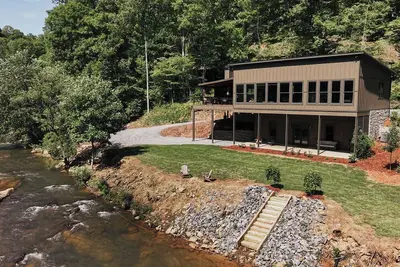 Image de Breathtaking Waterfront Cabin New Sauna & Hot Tub w/ Fireplace. Fishing & Kayak