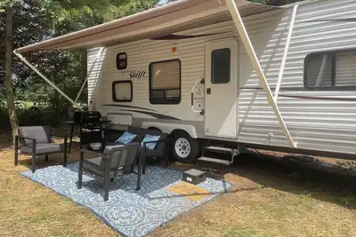 Image de Cozy 2-bedroom Rv in a quiet country setting- within 10 minutes from town!