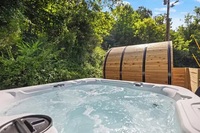 Image de Luxe Bourbon Trail Retreat Great Location! Privacy, Hot Tub, Sauna & Firepit