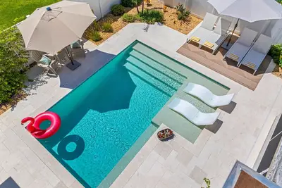 Image de Captivating Brand-New Heated Saltwater Pool in Seminole | 5 Mins to Beaches