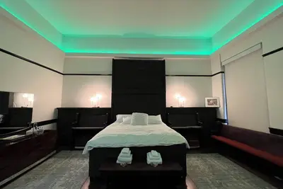 Image de Luxury 5-bedroom Castle in fabulous Buffalo Niagara Falls indoor Basketball Gym