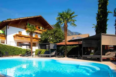 Image de Residence UNTERMĂ–SSLHOF - Apartment With Pool, Sauna And Panoramic View In Lana