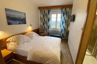 Image de Logis Hôtel Restaurant Aux Trois Roses, animaux de compagnie acceptés