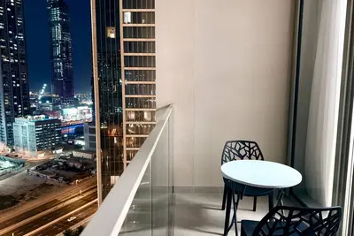 Image de Elegant Downtown Escape 1br w/ Balcony, Pool & Gym