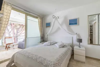 Image de 2pdm 2 pièces avec wifi dans une résidence avec piscine.