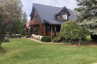Image de 4 Season/4 bedroom Log Home in Southampton. Walking distance to downtown/beach