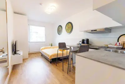 Image de Private 1br Value Stay • Kitchenette • Tram Nearby