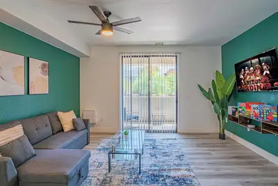 Image de Chic Modern Stay, Pool, W/D, Gym, Walk to Westgate