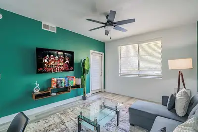 Image de Contemporary Condo at Westgate | Pool, Gym & W/D