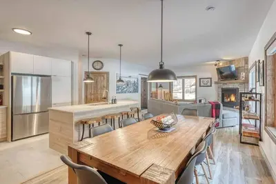 Image de Elegant Mountain Escape - Ground floor Ski In/Out Condo with 2 Private Terraces