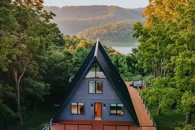 Image de Center Hill Lake A-Frame - Lake View & Hot Tub