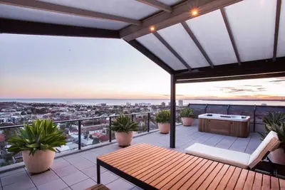 Image de St Kilda Penthouse. Views. Spa.